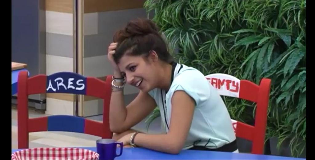 debnamxrhee's tweet photo. Cuando entro mucha gente tenia un concepto muy equivocado d ella #SantyEstamosContigo y resulto ser un amor d persona http://t.co/qETWzRiDQj