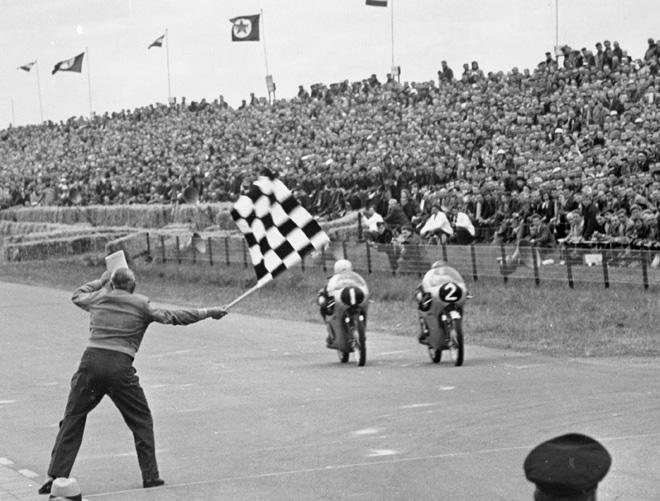 bgmotogp's tweet photo. #12DaysUntilQatar Honda riders Jim Redman and Luigi Taveri (winner) at IOM, 1962 Isle of Man TT 125cc race #RC145 http://t.co/gsEb4jkRIB