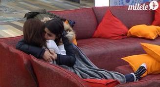 debnamxrhee's tweet photo. 'Algunas veces lo único que se necesita es un abrazo de la persona adecuada' #SantyEstamosContigo http://t.co/nZpNvewP4c