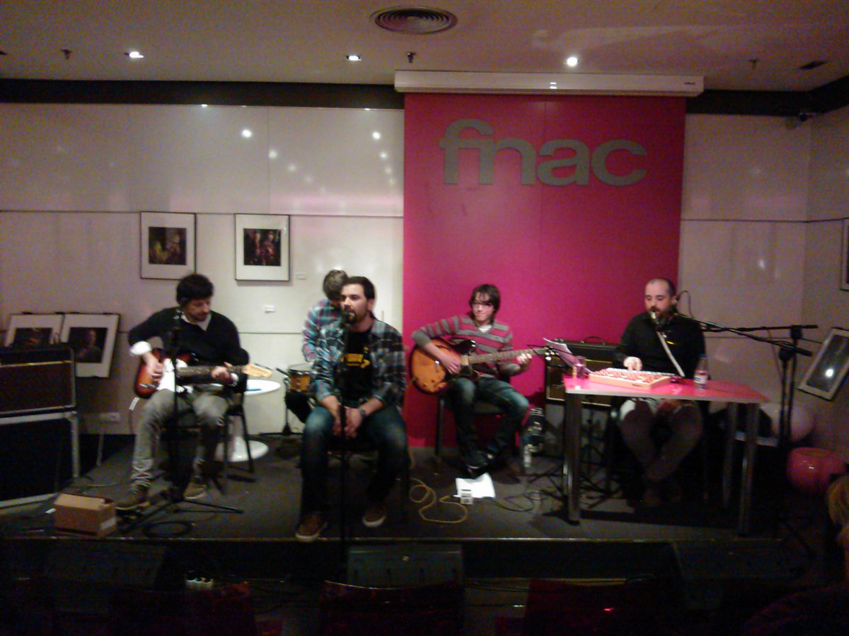 FnacACoruna's tweet photo. Ya tenemos a @RadioIndiana_ sobre nuestro escenario http://t.co/XEMY1ODXWy