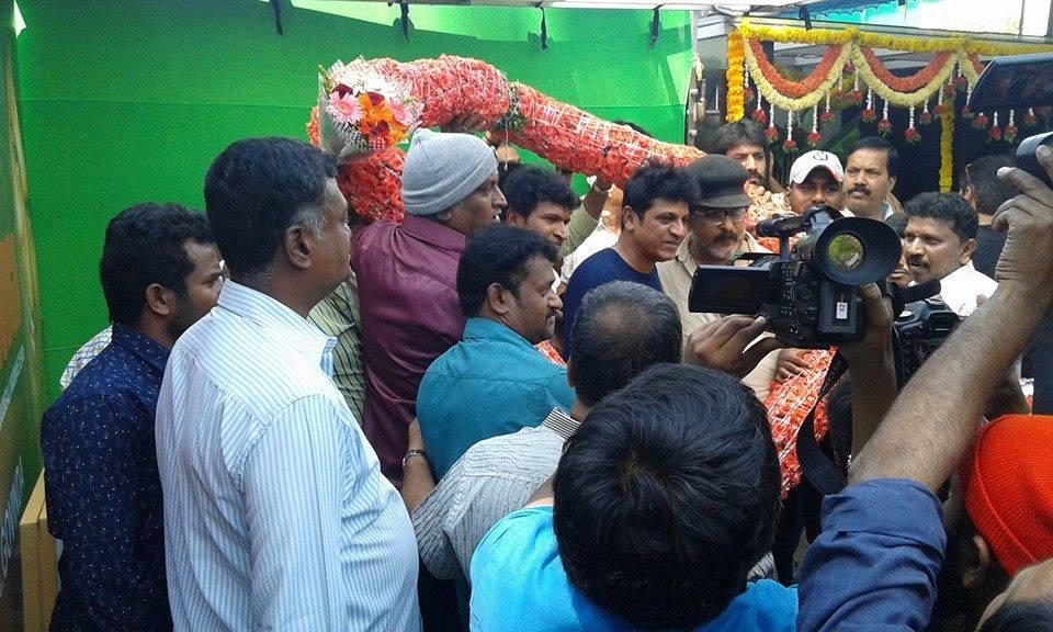 Shiva73601325's tweet image. #doddmane muhurtha  #OMReRelease