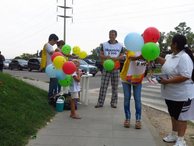NicoDucote's tweet photo. Hoy estuvimos en las esquinas más transitadas de Pilar, con la propuesta de @mauriciomacri un país diferente #MM2015 http://t.co/f5Vxki5wRH