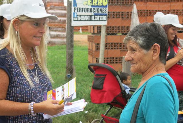 NicoDucote's tweet photo. Hoy estuvimos en las esquinas más transitadas de Pilar, con la propuesta de @mauriciomacri un país diferente #MM2015 http://t.co/f5Vxki5wRH