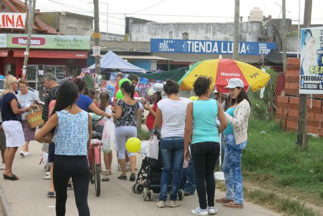 NicoDucote's tweet photo. Hoy estuvimos en las esquinas más transitadas de Pilar, con la propuesta de @mauriciomacri un país diferente #MM2015 http://t.co/f5Vxki5wRH