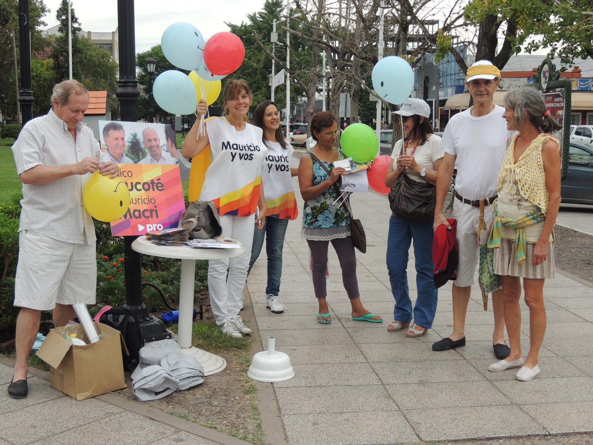 NicoDucote's tweet photo. Más de 100 voluntarios nos acompañaron en distintos barrios de Pilar para acercar el mensaje de @mauriciomacri! http://t.co/b7861lx4Lw