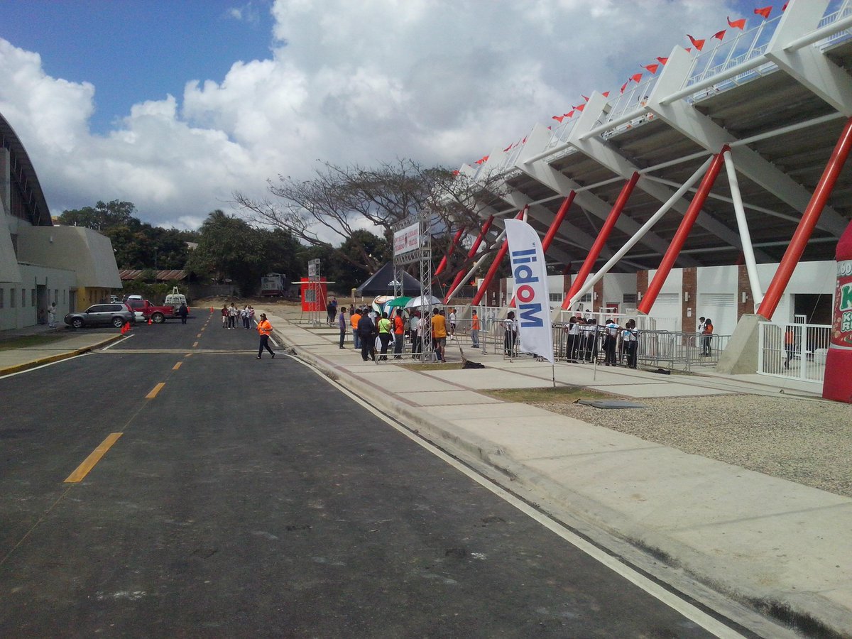 LDFcomdo's tweet photo. En el estadio Cibao FC  el público comienza a llegar #CFCCAP  #LDF #elGolesdeTodos http://t.co/4fN2nhrVWC