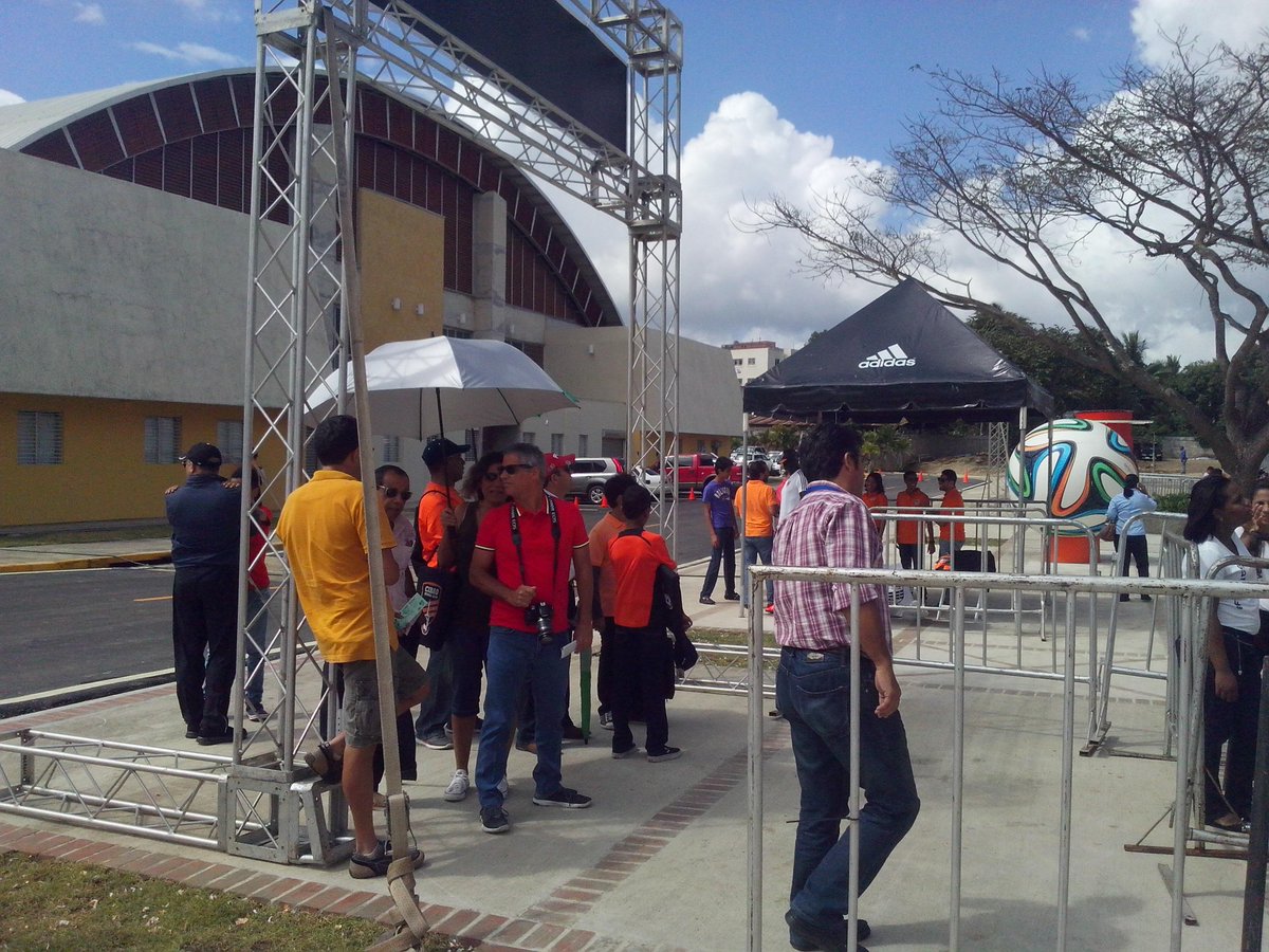 LDFcomdo's tweet photo. En el estadio Cibao FC  el público comienza a llegar #CFCCAP  #LDF #elGolesdeTodos http://t.co/4fN2nhrVWC