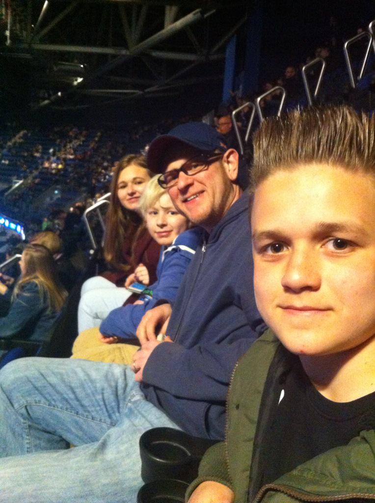 sarahgroom3's tweet photo. We are here @thescript @TheScript_Danny hurry up! 👏👏👏👏👏👏 http://t.co/gI5rdf4ZbV