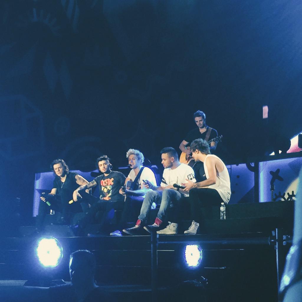 ohgodharry_'s tweet photo. some of the pictures from today's tour in bkk #1DInThailand #1DOTRAtourBKK #1dthailand #onedirectionthailand http://t.co/1ygF7XbjbU