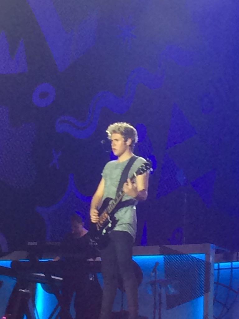 ohgodharry_'s tweet photo. some of the pictures from today's tour in bkk #1DInThailand #1DOTRAtourBKK #1dthailand #onedirectionthailand http://t.co/1ygF7XbjbU