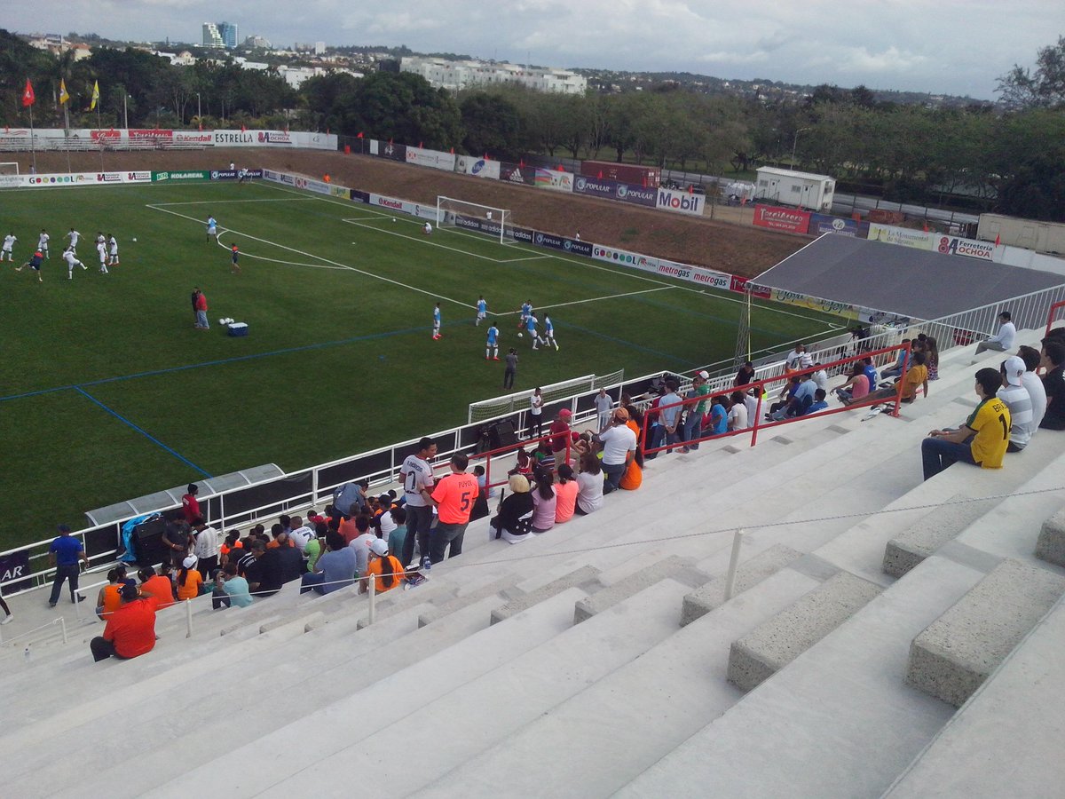 LDFcomdo's tweet photo. Los equipo realizan sus ejercicios de calentamiento, en breve las alineaciones #CFCCAP #LDF #elGolesdeTodos http://t.co/SPIi3Wvqlp