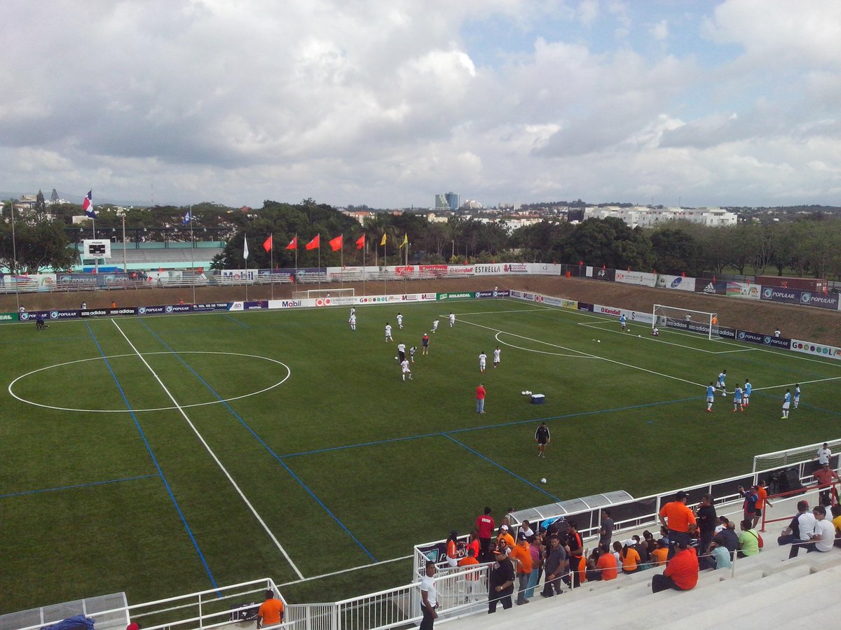 LDFcomdo's tweet photo. Los equipo realizan sus ejercicios de calentamiento, en breve las alineaciones #CFCCAP #LDF #elGolesdeTodos http://t.co/SPIi3Wvqlp