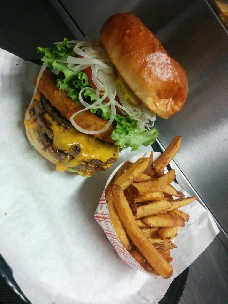 Now that is a nice looking #mamoburger. Come in and build our own. We are open till 10pm!