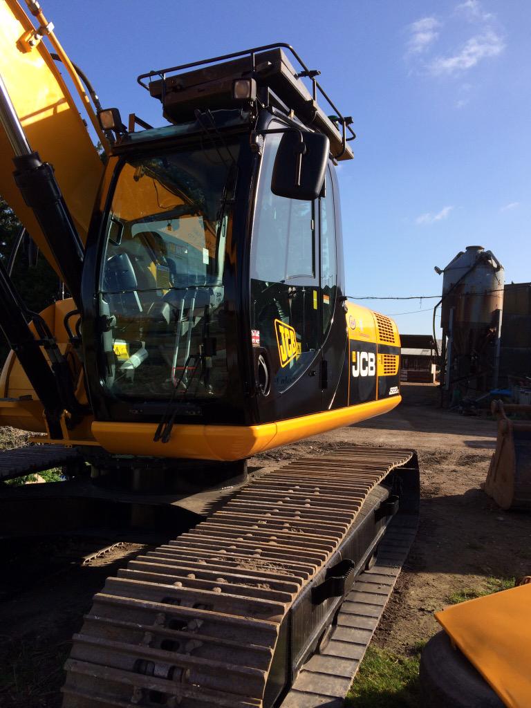 A1Infrastructur's tweet photo. Spray job on the js220 looking like a brand new machine #jcb #js220 http://t.co/9r4vvRhSnV