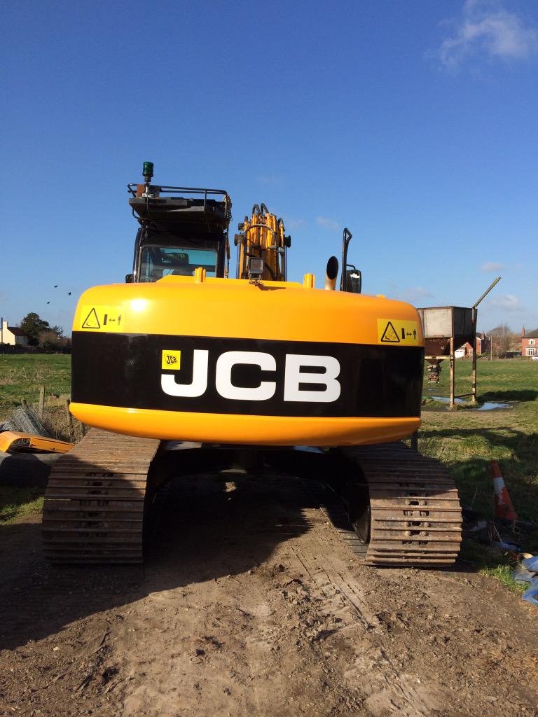 A1Infrastructur's tweet photo. Spray job on the js220 looking like a brand new machine #jcb #js220 http://t.co/9r4vvRhSnV