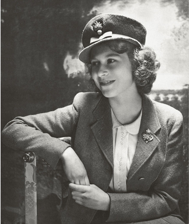 Amazing Historical Photo of Elizabeth II  in 1942 
