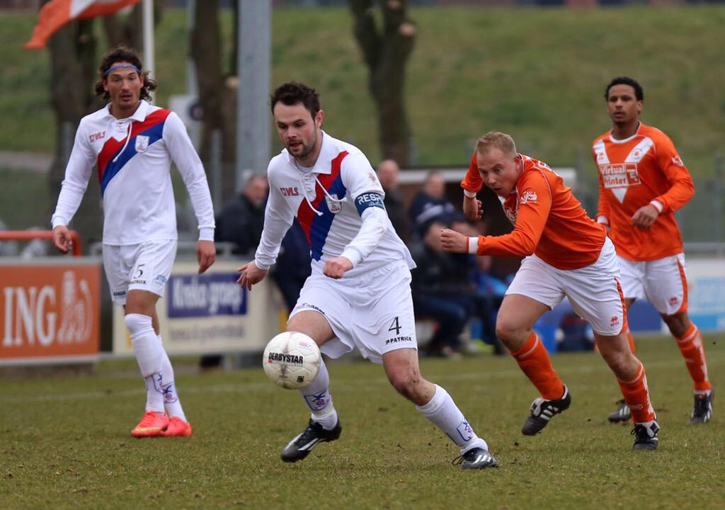 Aanvoerder van het eerste van <a href="/vvgz/">VVGZ</a> loopt wekelijks met trots met onze aanvoerders band, dat zien we graag!