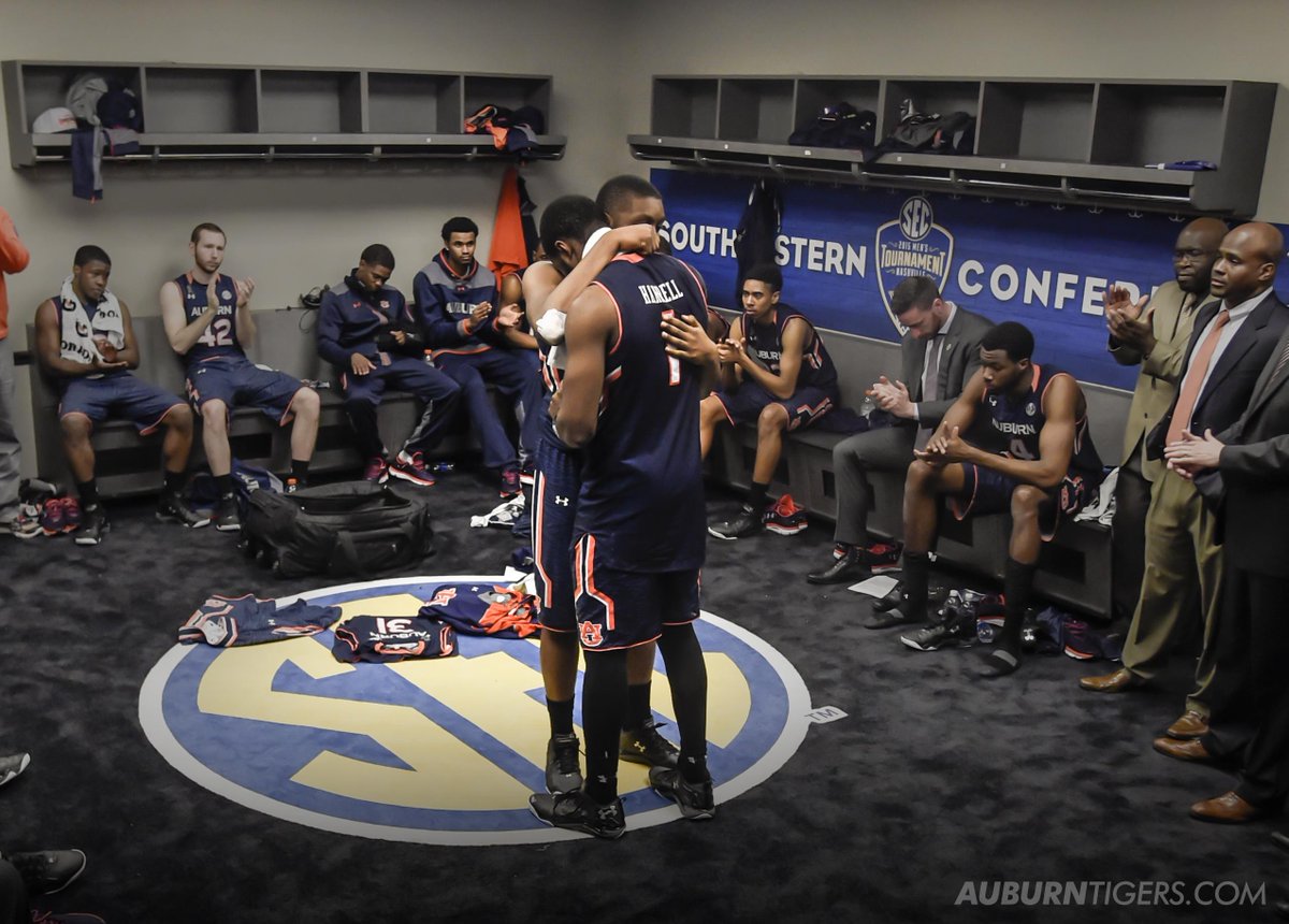 AuburnPix's tweet photo. Thank you @AuburnMBB seniors, you've laid the foundation #WarEagle http://t.co/7qKvJhhEt8