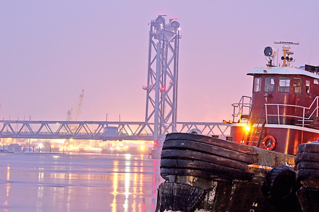 CapturingPorts's tweet photo. Tugboat in the fog #CapturingPortsmouth #NH https://t.co/Pwz5OYMtWp http://t.co/AKZGpZpnSa