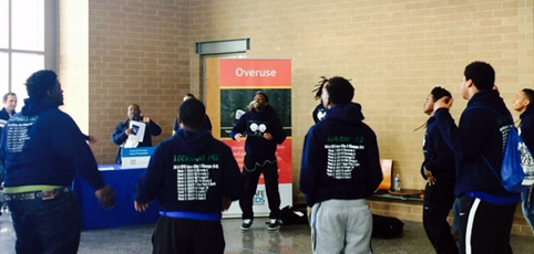 safekids's tweet photo. Athletes learning about overuse injuries and concussions at the Chicago Community Huddle thanks to #JNJ #CHIHuddle http://t.co/nMLYcReW5U