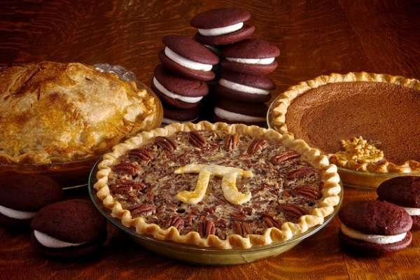 District5Kin's tweet photo. Happy #PiDay everyone....#KinCanada http://t.co/edbFrrTgqe