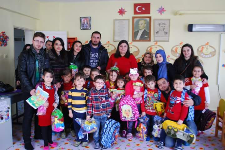 OradakiBizler's tweet photo. Ardından ilçemizdeki anaokulumuza hediyelerimizi götürdük. Çocuklarımızın gözlerini güldürmek ise paha biçilemez.. http://t.co/7MoytEzXvb