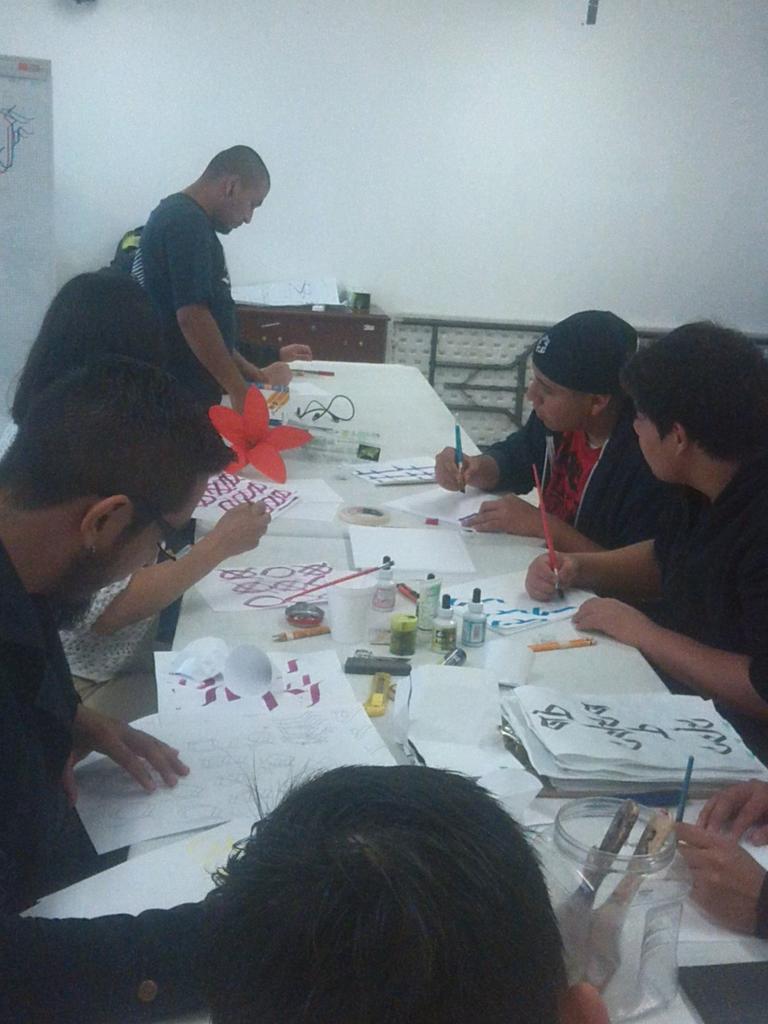 OctavioGD's tweet photo. Taller de caligrafía #SoyJoven @IJJUVENTUD  @RamonMoralesJal  @GobiernoJalisco @tribalgearmx  #Sin20 #mchcfamilia http://t.co/l2pBZYJHaE