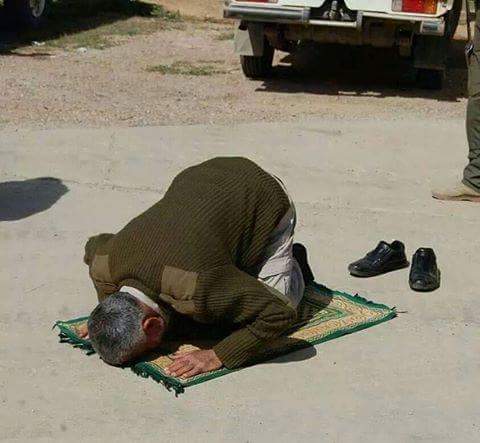 Ayc2Mohammed's tweet photo. جباه ابية ﻻتسجد اﻻ لله♡
سجدة شكر لشيخ المجاهدين اﻻب الروحي للمقاومة #هادي_العامري دام الله انتصاراته 
#الاعلام_الحربي http://t.co/xh7StzeJid