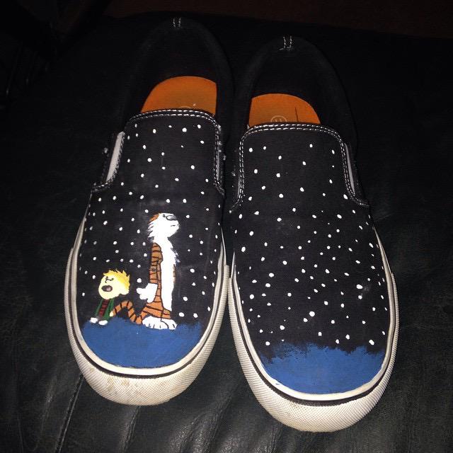 Calvinn_Hobbes's tweet photo. Wow, someone hand painted these shoes! I need them! 😍👌 http://t.co/HTITDzu3Gx