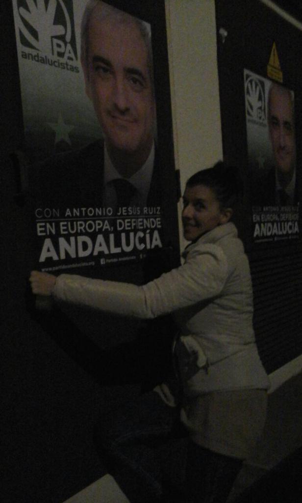 AndalucistasCA's tweet photo. Pegando carteles y buzoneando votos #lacampañacontinua http://t.co/4iVgQmVuY6