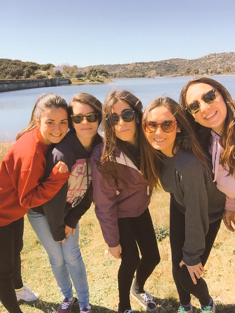 miriendando93's tweet photo. Precioso día en La Portiña @Sssssssssandra @Albacdt18 @Saritagomez94 @cristi_a_a 🌲🌺 http://t.co/IbuJX1vePh