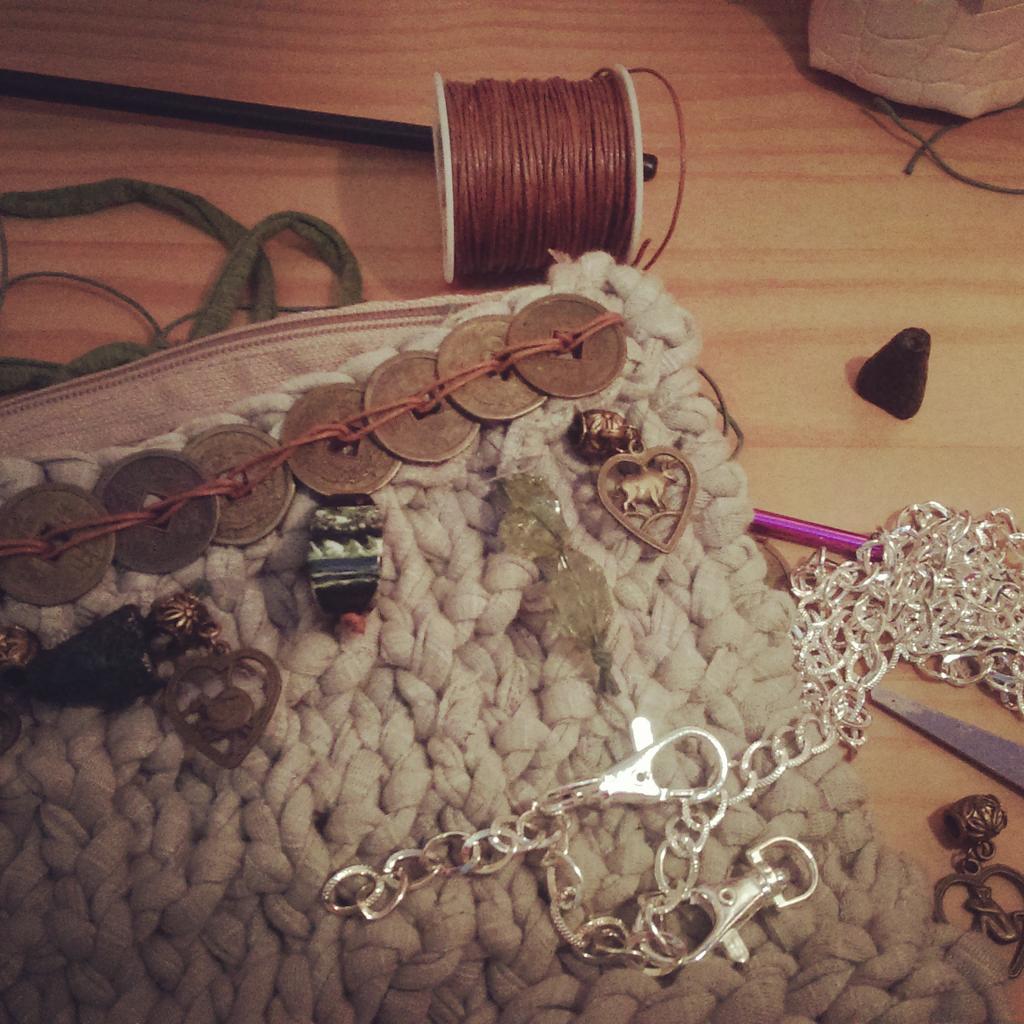 tulunatrapillo's tweet photo. #clutch Bolso de mano trapillo en proceso http://t.co/MRmAsmn3aX