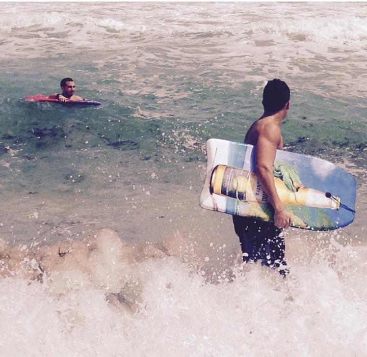 mahoneoficialbr's tweet image. Austin postou essa foto na praia ao lado do Robert 😻