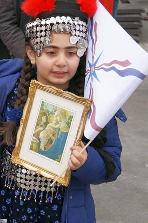 فتاة #مسيحية كلدانية من سهل نينوى مهجرة الا ان النور في عينيها يقول لن اترك بلدي وسوف اعود الى بيتي ومدرستي

#الموصل