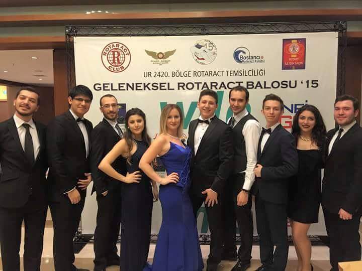 norachenkova's tweet photo. Bu bir Taksim Rotaract geleneğidir! #worldrotaractweek #rotaractball @taksimrotaract http://t.co/6bbt7MWK8U
