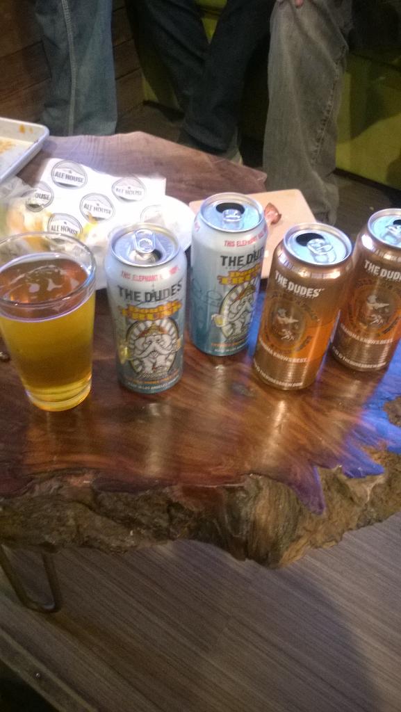 beermandonnie1's tweet photo. Just a few Dude's hanging out at @alehousekc #Dudes @thedudesbrew @mturnercc @MajorBrandsMO @clint_mbbeerkc http://t.co/sKpwbaMj0Y