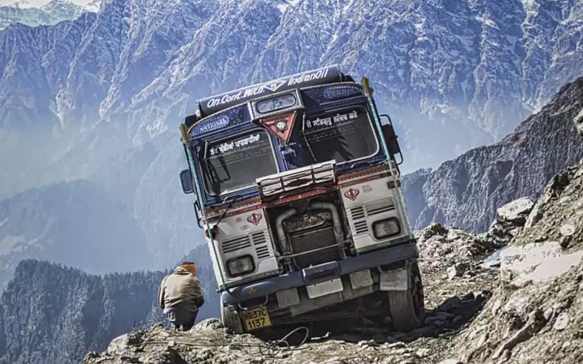 SeekerSci's tweet image. A road trip on the Rohtang Pass caused a traffic jam that nearly cost a man his life. Watch: skr.cm/1GF8tMy