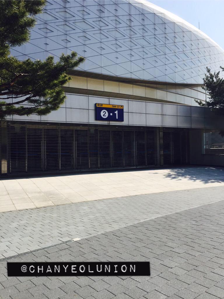 chanyeolunion's tweet photo. 잠시 후 오후 12시 30분 부터 찬열연합 배부 시작합니다! 핸드볼 경기장 2-1게이트 앞에서 진행됩니다❤️ http://t.co/MhCIvfLoRZ
