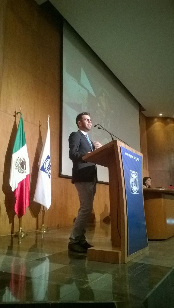 AJ_CDMX's tweet photo. @marinsp platica con los jóvenes de AJDF en #RedesAJDF http://t.co/9rRYY6BoOk