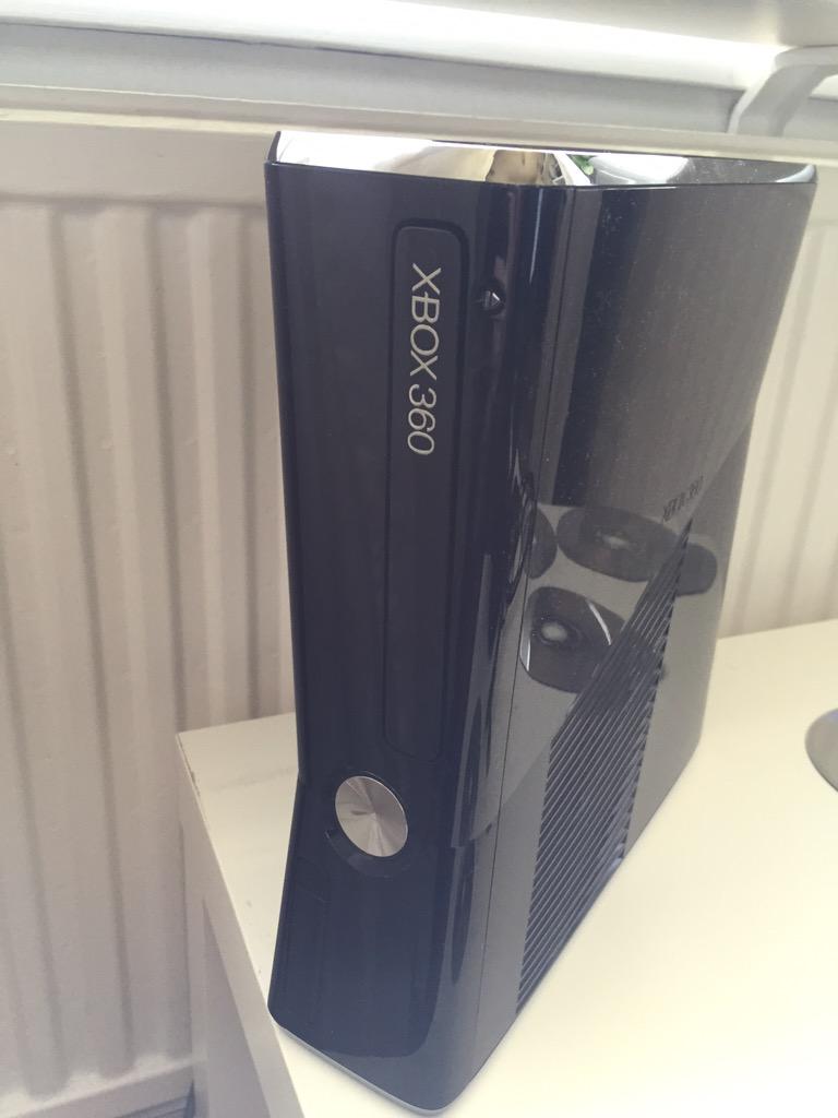 LensUncut's tweet photo. Giving away My Xbox 360!! RT AND FOLLOW  for a chance to WIN! @ShoutGamers @Gamer_RTweets @Dare_RT Stops at 20 RTs! http://t.co/LrQwralYRx
