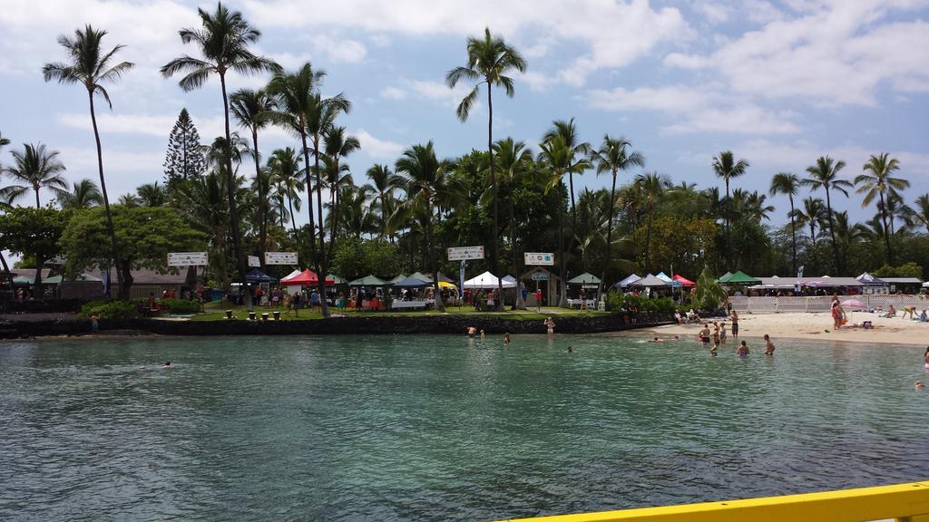 a1ixzander's tweet photo. Waiting in line for #kbf15 http://t.co/aKlE71vct7