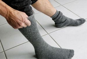 спать в носках. натянутые носки. носки на ногах. носки для резиновых сапог. разные носки на ногах.