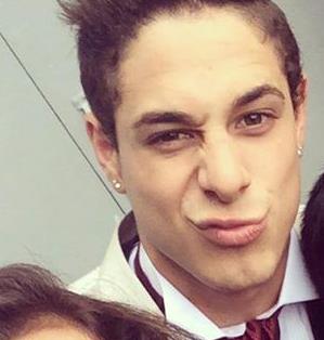 HugoAndMichi's tweet photo. #HugoGarciaTuSonrisaNosIlumina 😍😄👑💙 @Hugo87garcia http://t.co/TaCmUCdeou