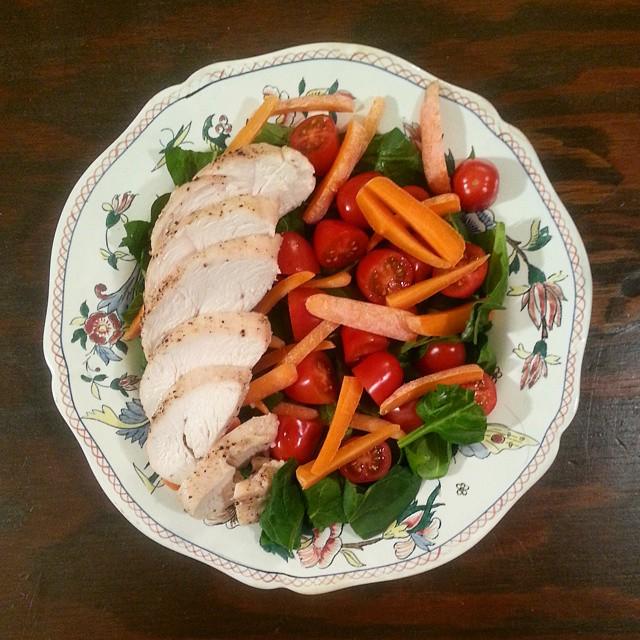 Djulye_'s tweet image. Supper salad with @tessemaes #lemonginger #nutrientseeker #nutrientdense #paleo #primal #freerange #chicken #cleane…