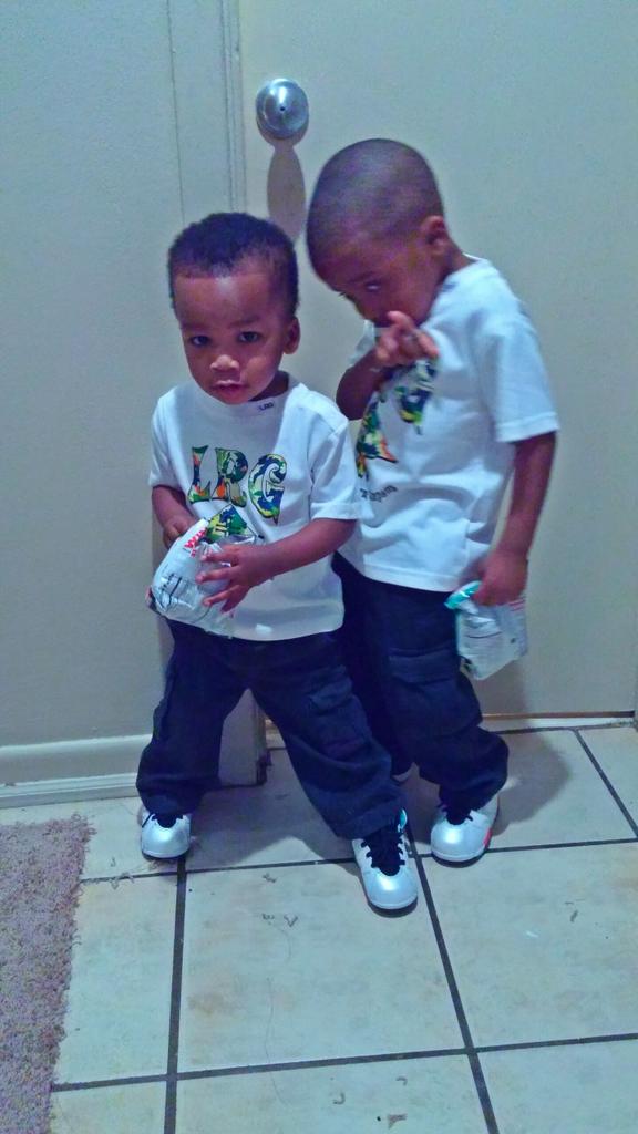 FlyyAss_MOMMY's tweet photo. i do what i do to see my boys shine...😂😂 what am i gone do with them?? #JR2x #MamasBoys http://t.co/31U3TcFxmz