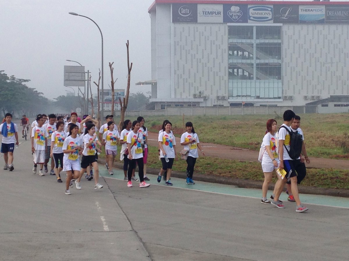 BINUS_UNIV's tweet photo. Para peserta #RunForLeprosy 5K menuju garis finish di @BINUS_UNIV kampus alam sutera. Tetap semangat, ka! http://t.co/VYDfLcKpAB