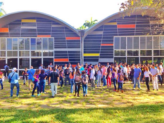 Feliz de haber asistido al tour de arquitectura en la UCV!!! Qué orgullo esa universidad! #arquiMOMA