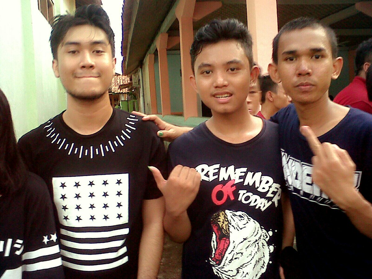 Hudant_ROT's tweet photo. Keren(y) RT"@juhendry2: Gila!! Ketemu @Hudant_ROT untuk kedua kalinya :v #songgompoppunk #rotdellicioustegal http://t.co/KfAs3HEXqt"
