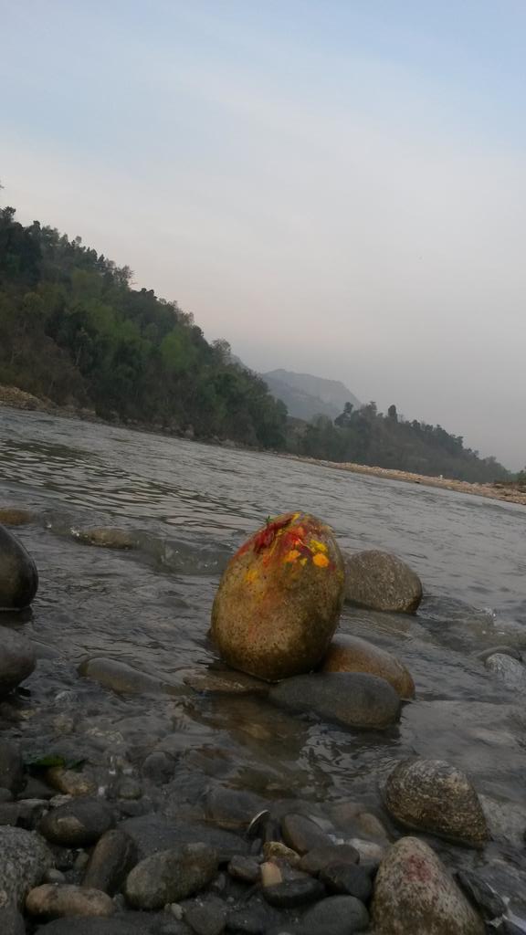 janakrasa's tweet photo. पुजेपछि ढुङा पनि देउता बन्छ । #Devighat #Trisuli #Tadi http://t.co/m896pKhxCx