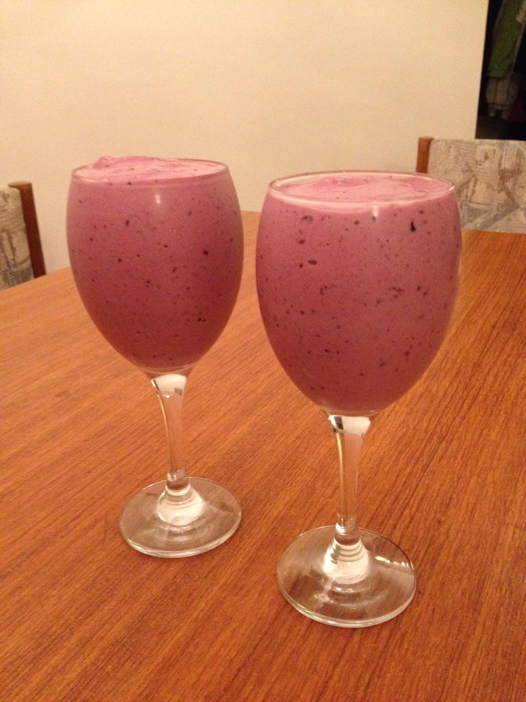 gooderness's tweet photo. Bananas, Berries, vanilla, ice cream and SHEER BLENDER POWER!#Deliciosity #Omnomnomnomnom #SaturdaySmoothieDate http://t.co/oWbrE5z2kE